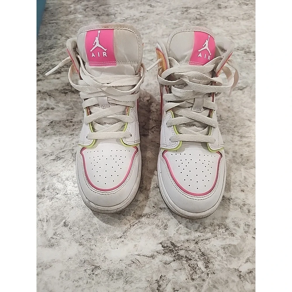 Nike Air Jordan 1 Mid GS Edge Glow White Pink Blast (CV4611-100) Size 5.5 Youth‎